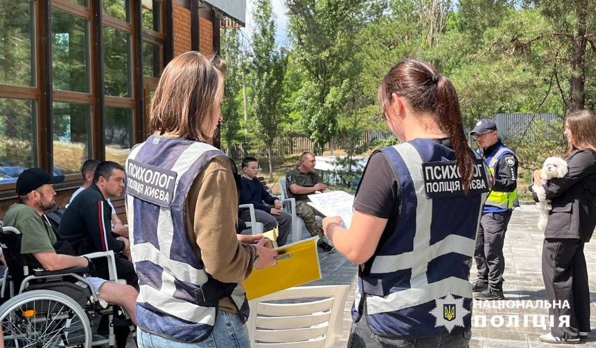 Поліція Києва провела сеанси каністерапії та арттерапії для поранених Захисників
