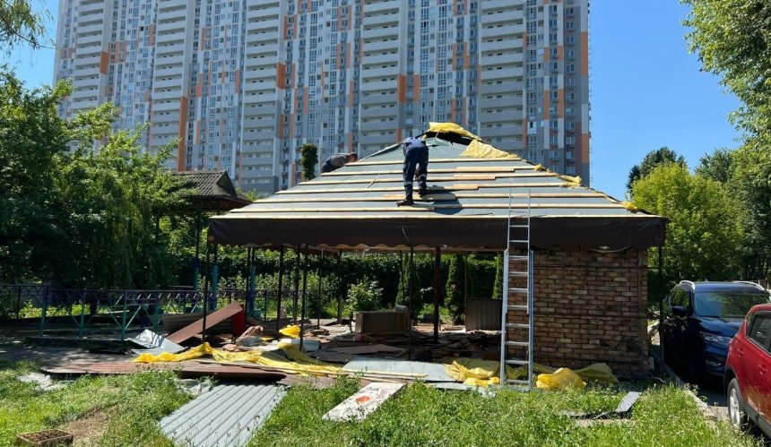 У Києві демонтують гігантські МАФи: фото