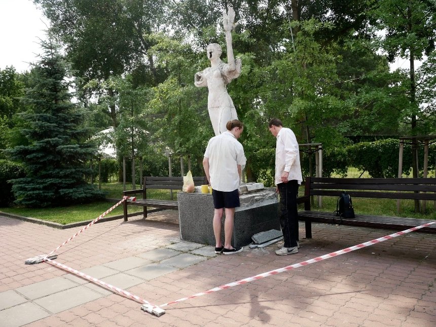 На Оболонській набережній у Києві реставрують скульптуру Музи Мельпомени: фото