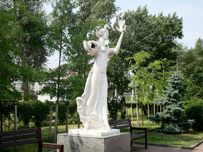 На Оболонській набережній у Києві реставрують скульптуру Музи Мельпомени: фото