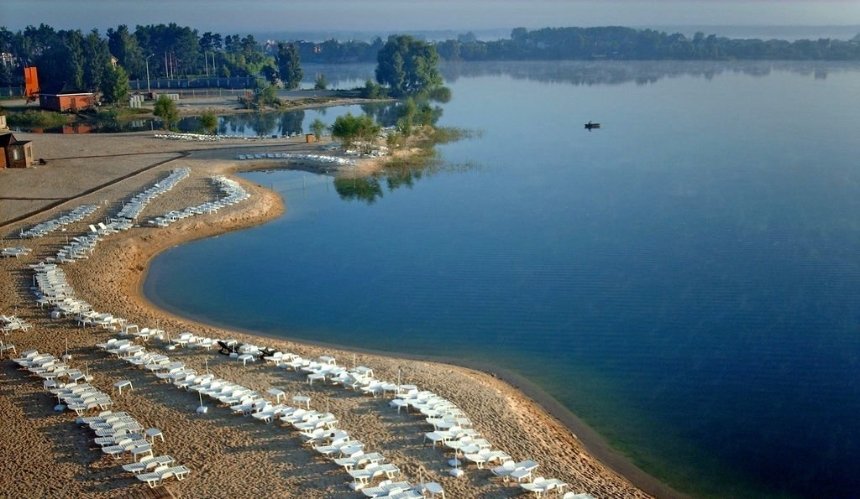 Пляж на озері "Блакитне" в Підгірцях під Києвом