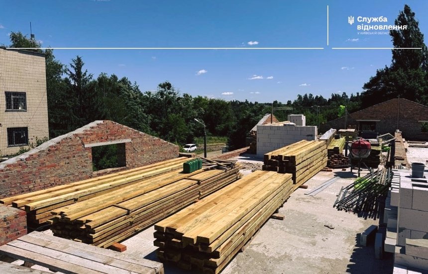 У Пісківці на Київщині відновлюють будинок, пошкоджений внаслідок авіаудару: фото