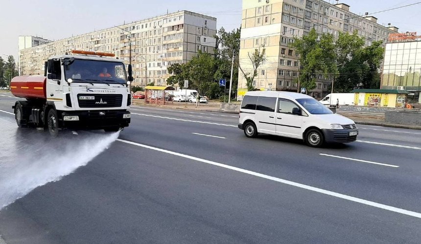 Під час спеки вулиці столиці поливають в посиленому режимі — "Київавтодор"