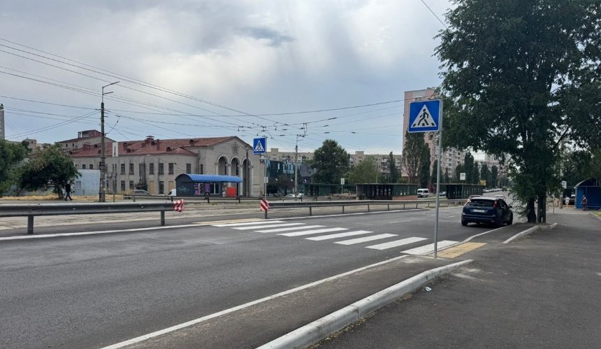 У Дарницькому районі облаштували новий безбар'єрний пішохідний перехід
