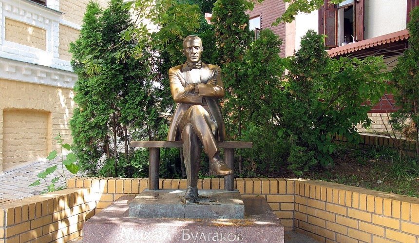У Києві знову вимагають демонтувати пам’ятник Булгакову