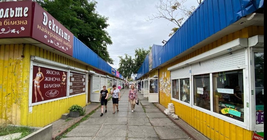 На одній із найбільших торговельних локацій Виноградаря у Києві демонтують МАФи: фото
