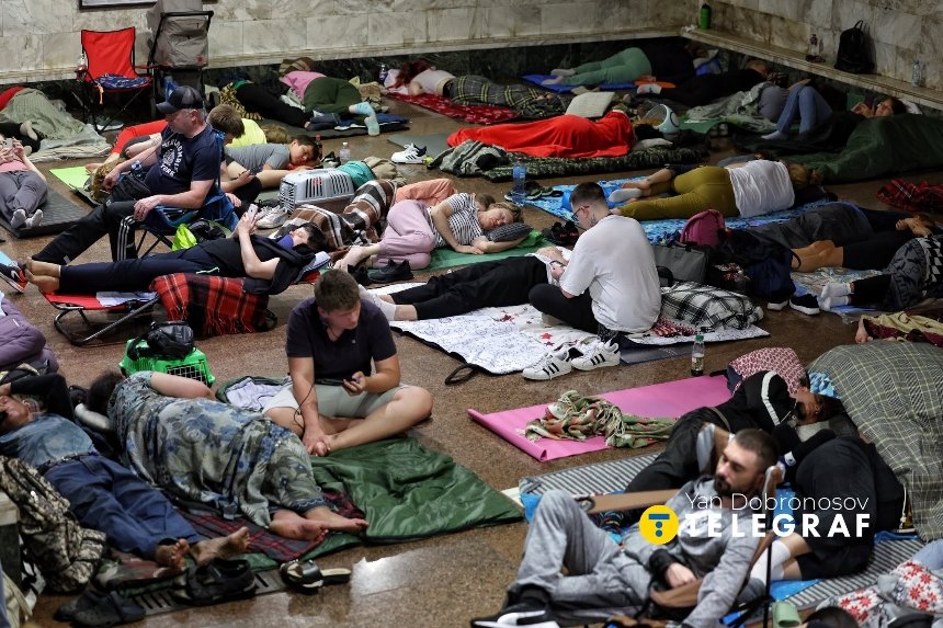 Майже 25 тисяч киян шукали укриття в метро під час нічного обстрілу