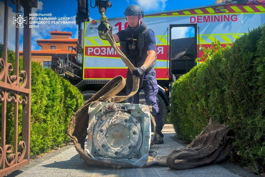 У Києві сапери ДСНС ліквідували бойову частину збитої ракети Х-69