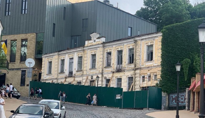 На Андріївському узвозі розібрали веранду історичного Будинку Мощинського: що відомо