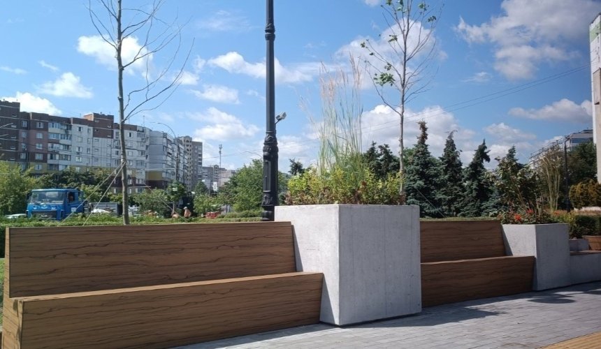 У парку "Деснянський" в Києві облаштували нову зелену зону з вуличними меблями: фото
