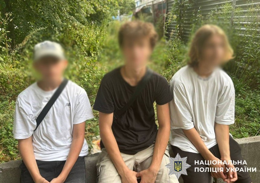 Троє підлітків у Києві заради розваги залізли на будівельний кран