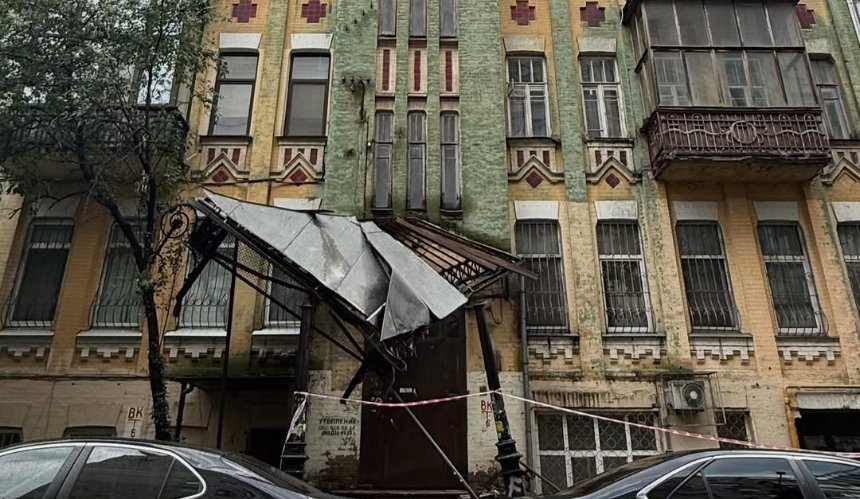 Історичний будинок на Лук'янівці постраждав від буревію: знищено унікальний дашок під'їзду
