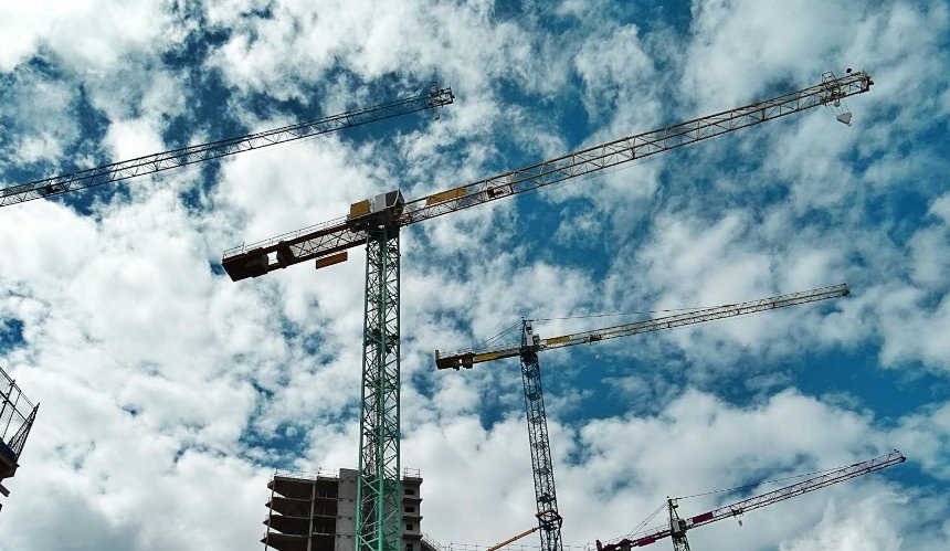 Троє підлітків у Києві заради розваги залізли на будівельний кран: фото