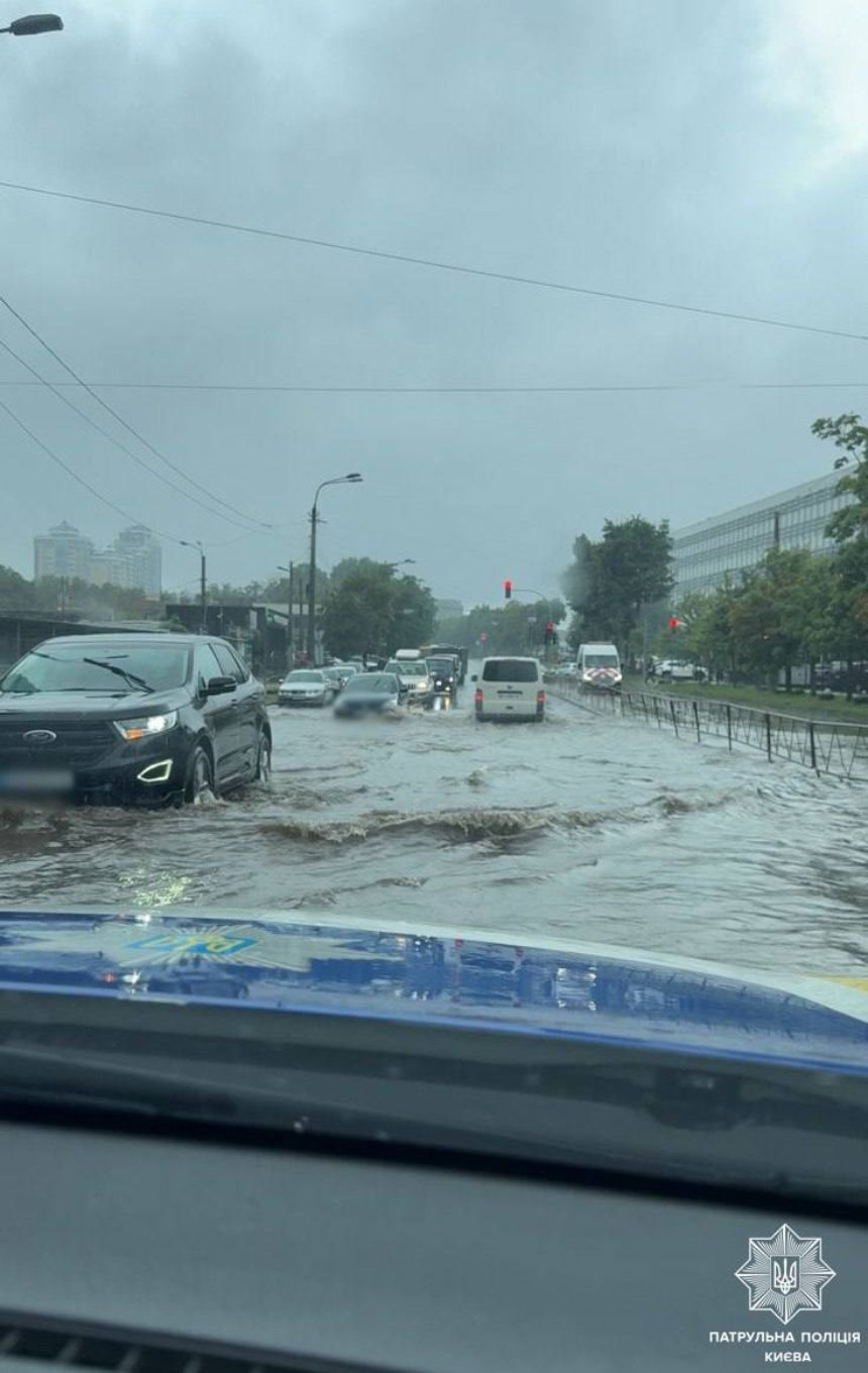 Через потужну зливу в Києві значно ускладнено рух на низці вулиць