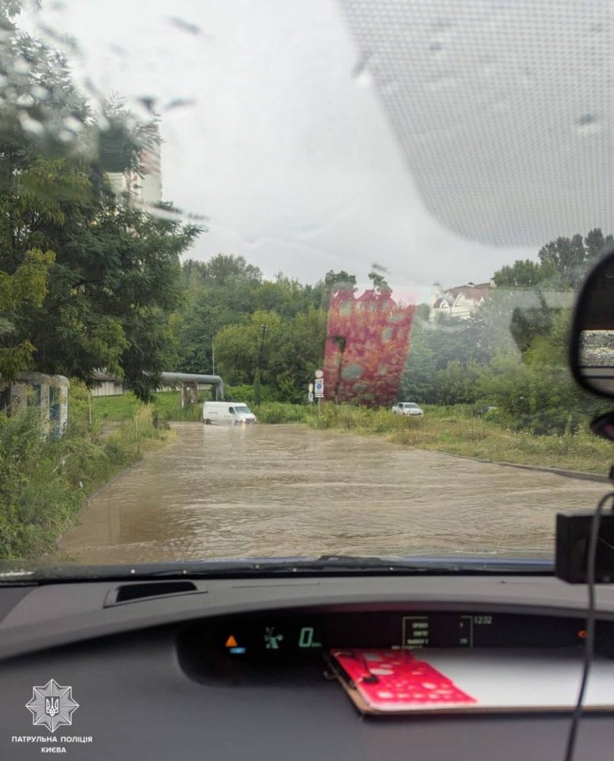 Через потужну зливу в Києві значно ускладнено рух на низці вулиць
