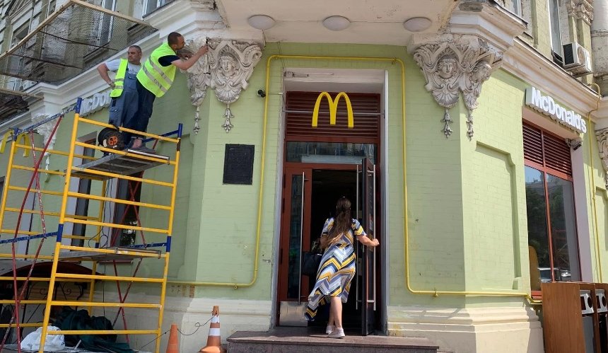 На історичний Будинок Верховського у Києві повернули маскарон