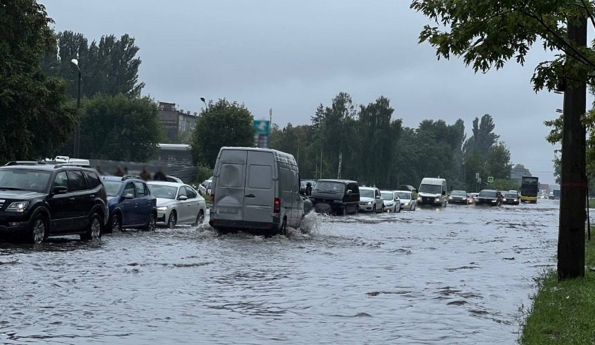 Сильна злива у Києві: на яких вулицях ускладнено рух