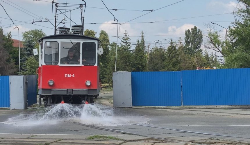 Як у Києві охолоджують трамвайні рейки у спеку: фото