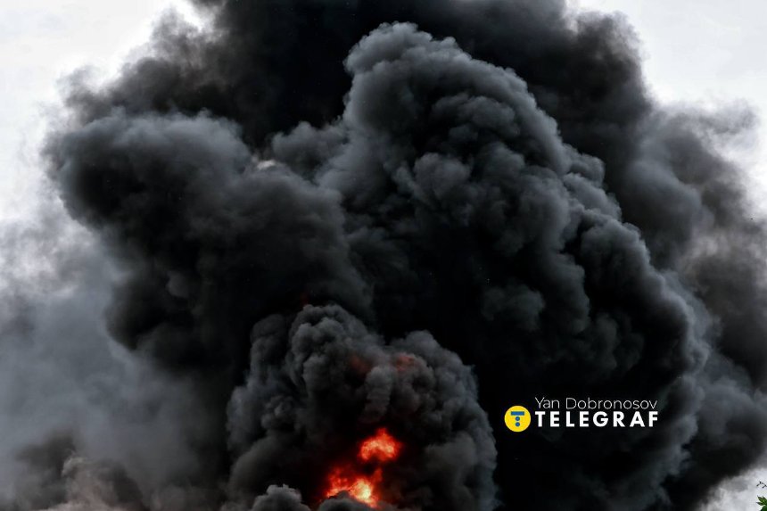 Безпілотник поцілив у триповерхову нежитлову будівлю, розташовану поруч із місцевим ринком