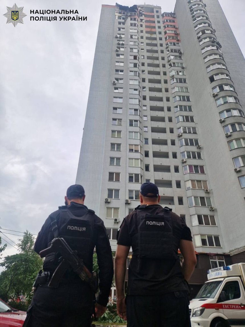 Ворожий дрон влучив у 25-поверхівку в Деснянському районі Києва