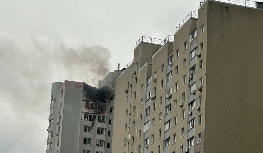 Ворожий дрон влучив у 25-поверхівку в Деснянському районі Києва: фото
