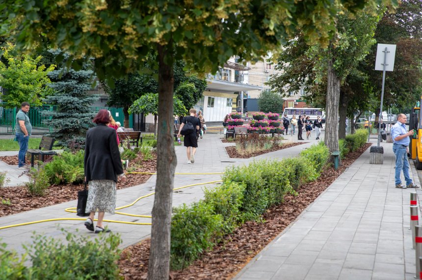 Біля метро "Політехнічний інститут" оновили та впорядкували сквер