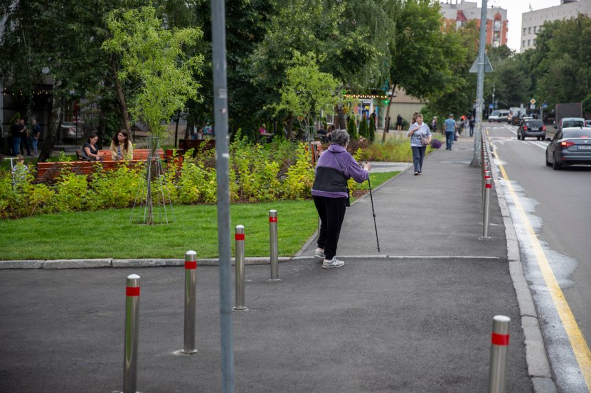 Біля метро "Політехнічний інститут" оновили та впорядкували сквер