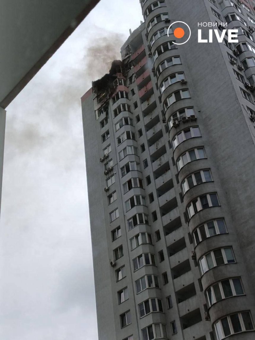 Ворожий дрон влучив у 25-поверхівку в Деснянському районі