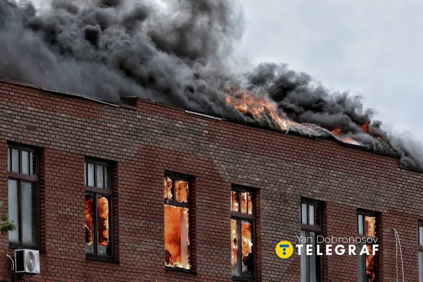 Безпілотник поцілив у триповерхову нежитлову будівлю, розташовану поруч із місцевим ринком