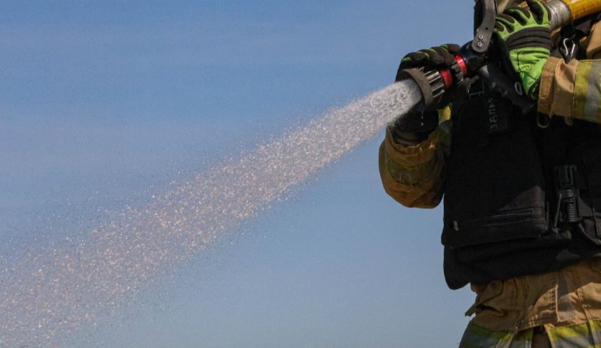 У Деснянському районі Києва дрон посеред дня вибухнув біля газової станції: є постраждалі