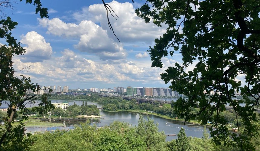 Тепло, з дощами: якою буде погода у Києві наступного тижня
