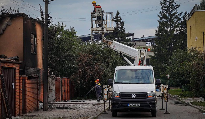 У Вишневому безперервно триває ліквідація наслідків обстрілу: як відновлюють місто