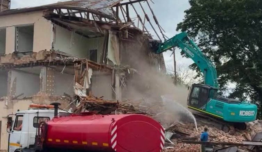 Суд наклав арешт на історичне училище зв’язку на Печерську: забудовник його майже вщент зруйнував