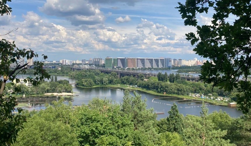 Спекотно до +31°C та без опадів: яку погоду прогнозують на вихідних у Києві