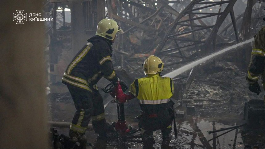 На Київщині ліквідували пожежу на складах площею 100 000 кв.м На Київщині ліквідували пожежу на складах площею 100 000 кв.м