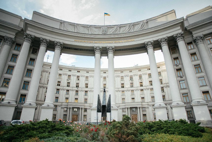 Біля будівлі МЗС у Києві встановили восьмиметрову сталеву скульптуру