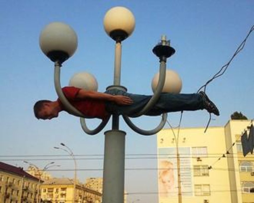 Под лежачий парень: планкинг в Киеве