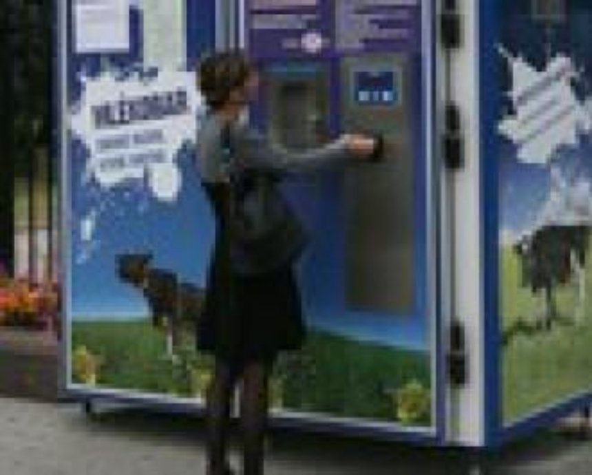 Первый в Киеве молочный автомат уже не работает