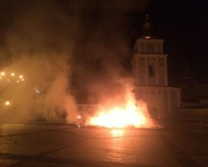 На Михайловской площади сожгли две палатки Евромайдана