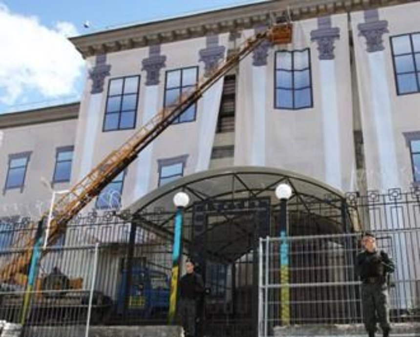 Россияне зачехлили свое посольство в Киеве