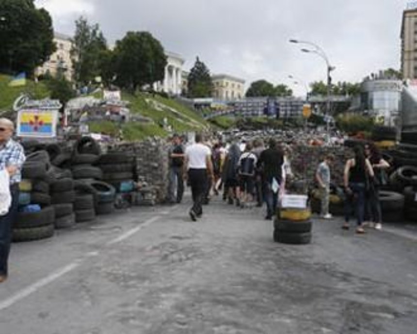 Коммунальщики уговаривают обитателей Майдана убрать баррикады с Институтской