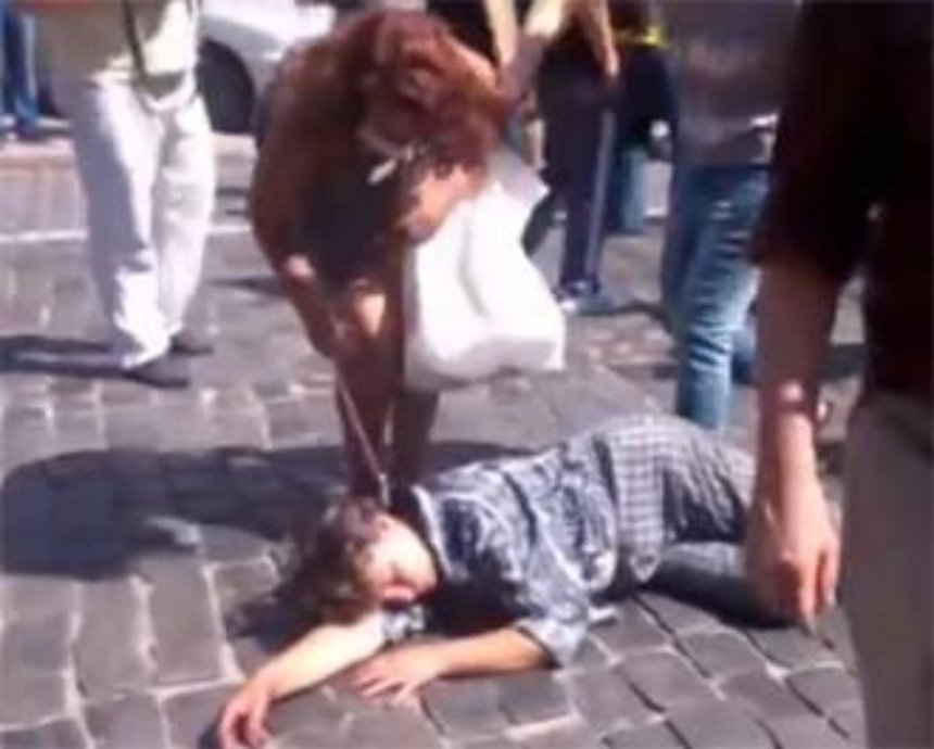 На Майдане девушка с битой ограбила потерявшую сознание женщину (видео)