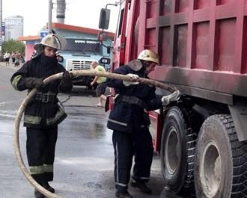 В Киеве на Московском мосту горел грузовик (фото)