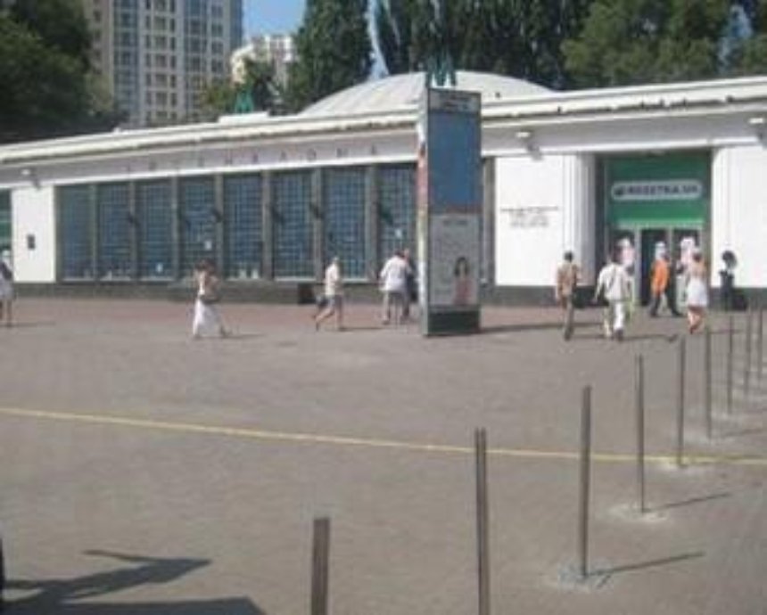 Площадь возле метро "Арсенальная" очистили от ларьков на колесах