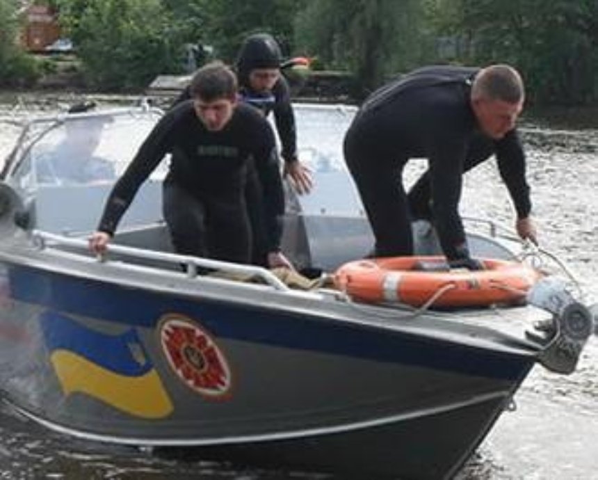 В Киеве на Оболони из воды достали мертвого мужчину