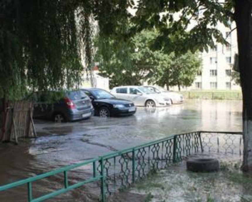 В Киеве затопило двор на Голосеево