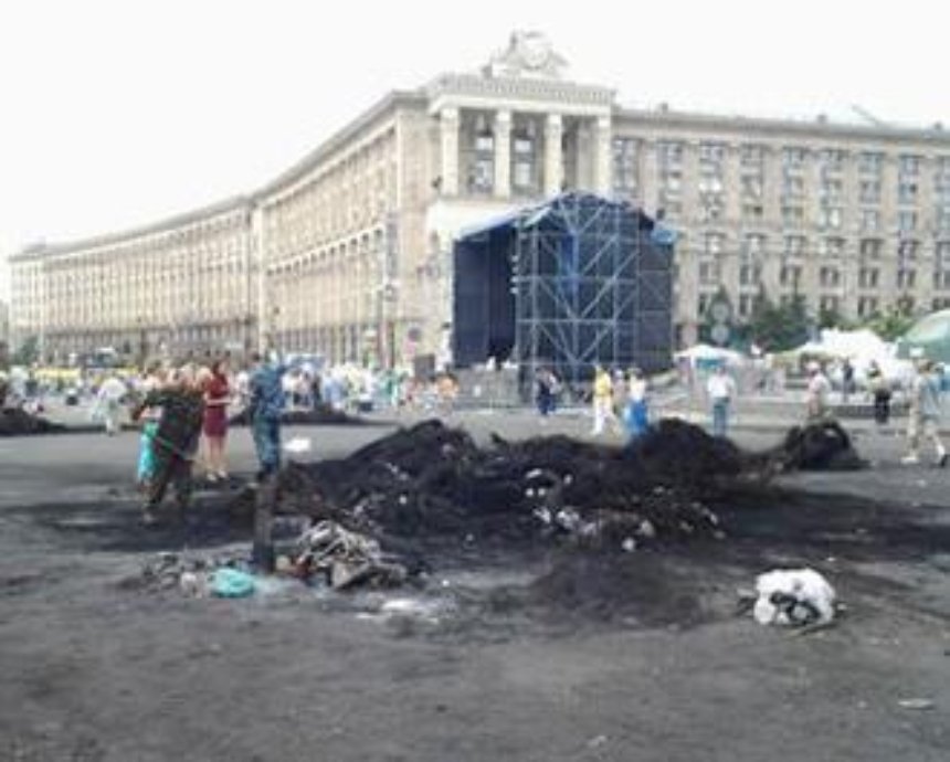 На Майдане началась генеральная уборка