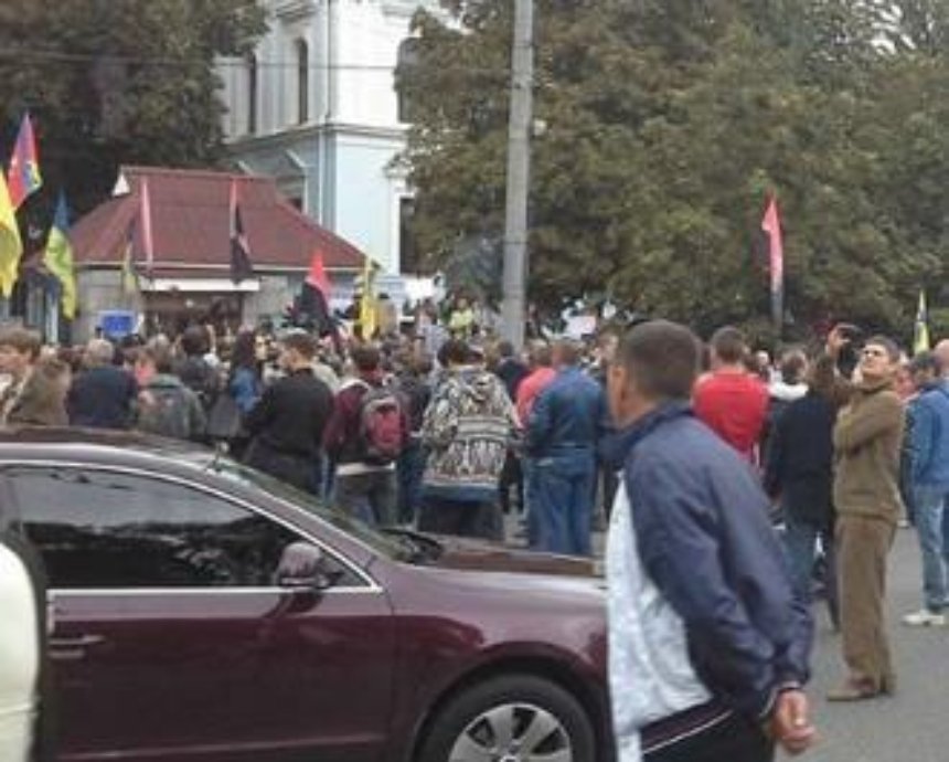 У здания Минобороны в Киеве требуют подкрепления для Иловайска