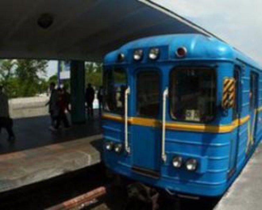 В Киеве утром "заминировали" станцию метро "Дарница"