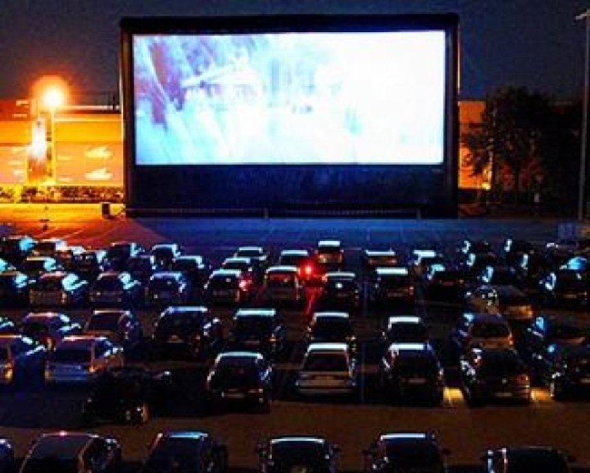 В Киеве откроют бесплатный кинотеатр, в котором будут показывать артхаус для автомобилистов